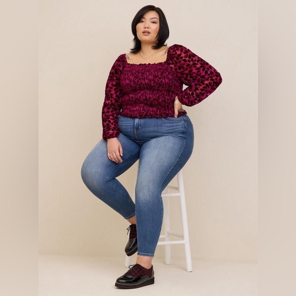 Torrid Velvet Smocked Blouson Sleeve Cropped Top Size 0/L Color Wine - Picture 2 of 6